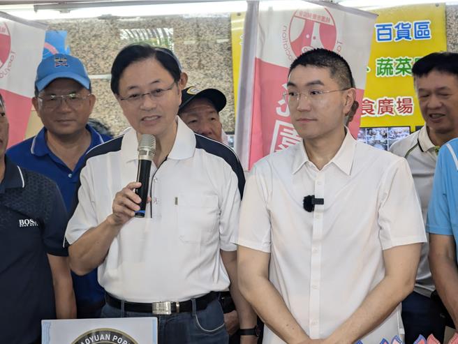 桃園市長張善政（左）日前到基隆，指出TPASS月票是基北北桃四座城市合作推動的政策，希望基隆民眾能夠延續四市的緊密合作。（張志康攝）