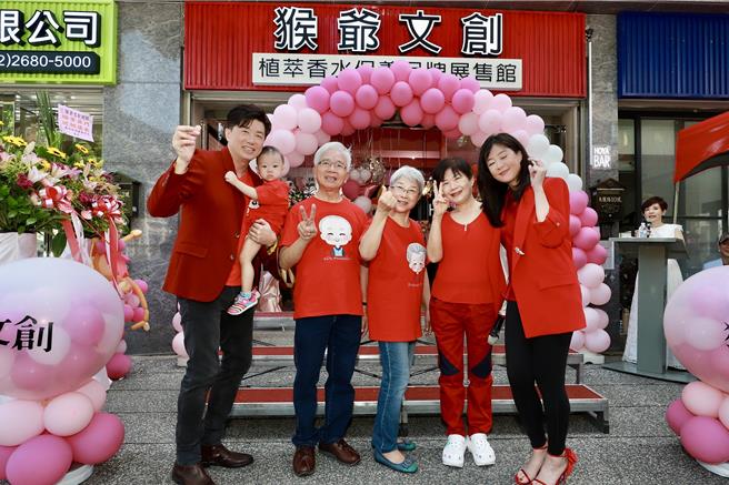 吴皓升（左起）抱着女儿，和爸妈、岳母、文汶一起出席公司开幕仪式。（民视提供）