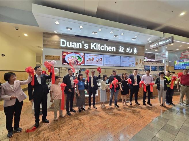 王座即将上柜，图为美国加州段纯贞于7月盛大开幕。（王座提供）