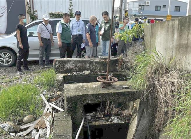 凯米颱风日前重创高雄，图为民进党立委邱志伟19日到高雄茄萣会勘大排。（邱志伟服务处提供／林瑞益高雄传真）