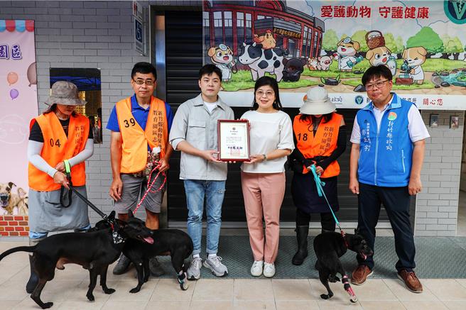 新竹县动保园区有37只残障浪犬，欧恩比重健义肢公司负责人林宗贤（左三）20日捐赠2对犬只义肢，县府秘书长李安妤（右三）致赠感谢状。（罗浚滨摄）