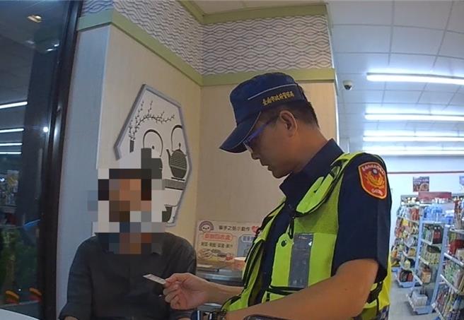 周男再度到西港區一家超商竊取網遊開運包，但這次不走運，被當場查獲。（民眾提供／寶智華台南傳真）