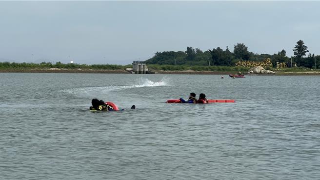 金門縣消防局聯合友軍單位於官澳海堤辦理救溺搶救演練，利用岸巡隊「遙控式救生圈U SAFE」，搭配消防局無人機進行空偵，迅速定位落水民眾完成救援任務。(圖／金門縣消防局提供)