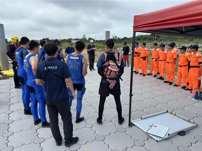 金門縣消防局聯合海巡署第九岸巡隊、觀光處及官澳社區發展協會等友軍單位辦理救溺搶救演練，動員人車總計10車、27人、2艇IRB配合演練。(圖／金門縣消防局提供)