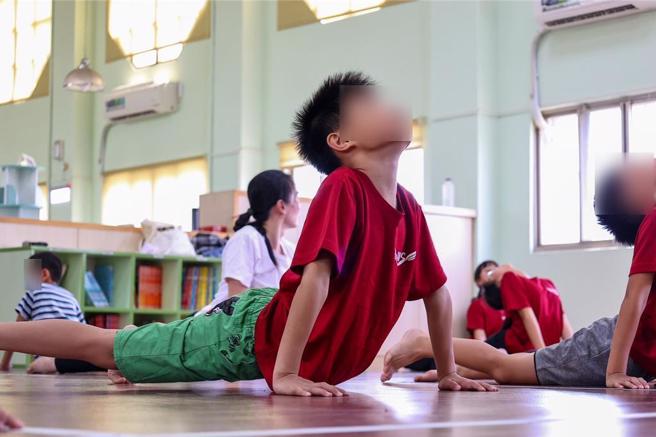 新港安和國小、月眉國小22位學生一起接受舞蹈培訓，將在年底公開演出。（新港文教基金會提供／呂妍庭嘉義傳真）