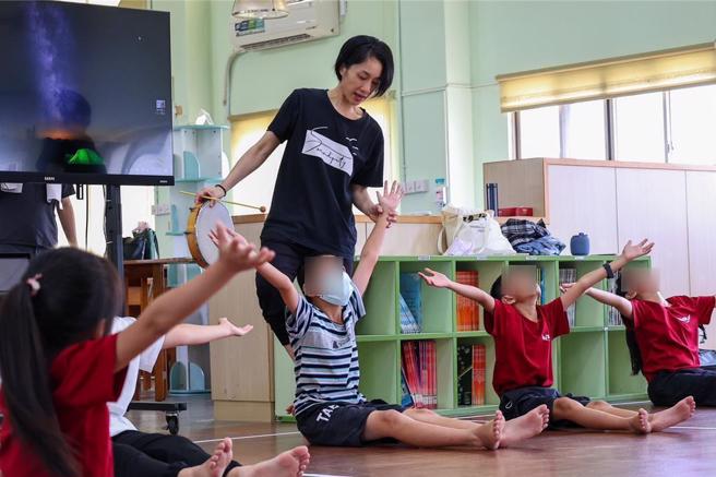 雲門資深舞者許嘉卿親自指導孩童動作、舞技，期待屆時的公演能有精彩表現。（新港文教基金會提供／呂妍庭嘉義傳真）