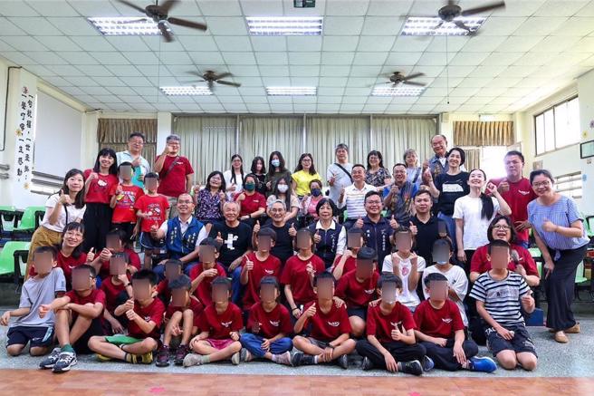 新港安和國小、月眉國小22位學生一起接受舞蹈培訓，將在年底公開演出。（新港文教基金會提供／呂妍庭嘉義傳真）