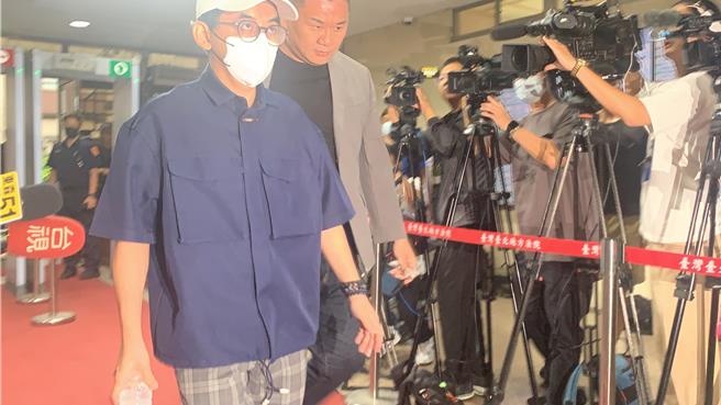 黄子佼在媒体环绕下步入法庭，全程均不发一语。（图 / 赖佩璇摄）