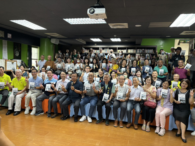 潘樵、地方人士、暨大团队共同推荐涌泉新书。(照片/国立暨南国际大学提供)