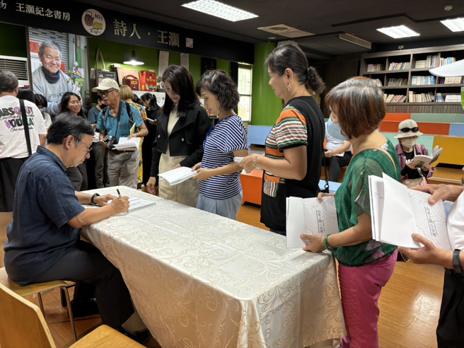 潘樵于新书发表会签名留念。(照片/国立暨南国际大学提供)