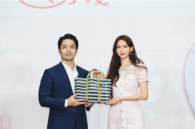 台北市府与志玲姊姊慈善基金会20日于市政大楼共同推广「心玲守护计画-儿少心理健康课程」，与会出席台北市长蒋万安（左起）、志玲姊姊慈善基金会董事长林志玲。（志玲姊姊慈善基金会提供）