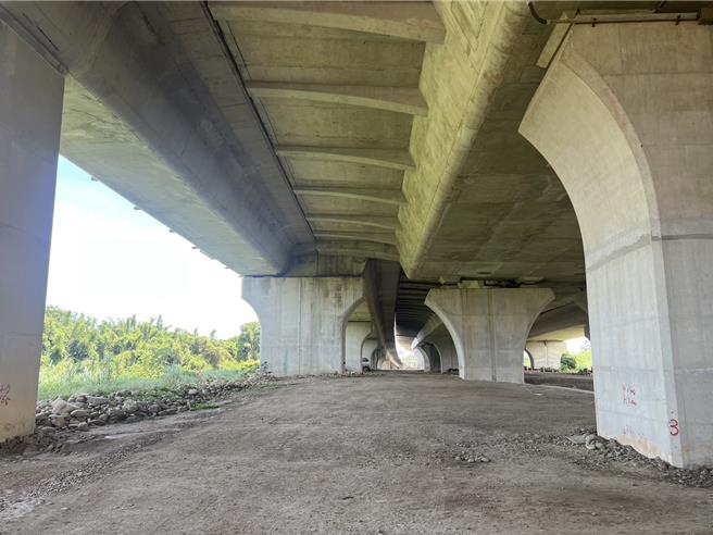 为提供民眾更多休憩空间，桃园市新屋区双新大桥至台61线桥下空间，蚵间段南侧，由桃园市海岸及资源循环工程处预计新建公厕、景观设施、桥下铺面等工程，预计今年11月动工；另外台61线笨港段拥有面积最宽广的桥下空间，地方则期盼兴建比赛级的极限运动场，目前则由新屋区公所纳入规画设计中。（黄建兴提供／廖姮玥桃园传真）