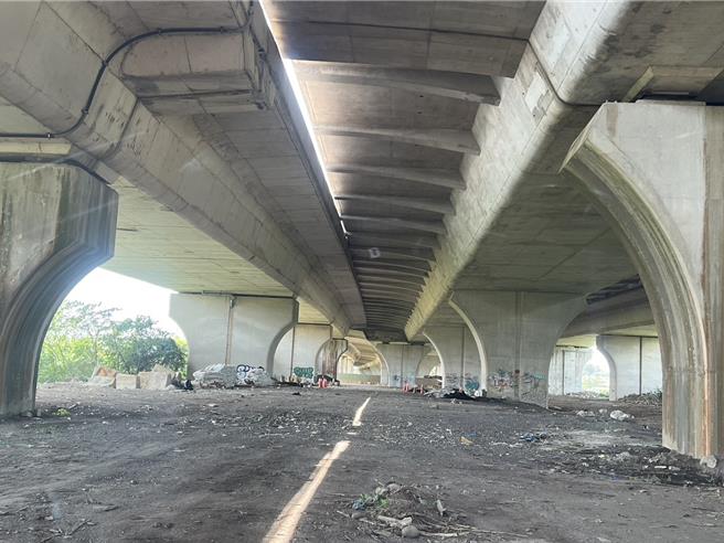 为提供民眾更多休憩空间，桃园市新屋区双新大桥至台61线桥下空间，蚵间段南侧，由桃园市海岸及资源循环工程处预计新建公厕、景观设施、桥下铺面等工程，预计今年11月动工；另外台61线笨港段拥有面积最宽广的桥下空间，地方则期盼兴建比赛级的极限运动场，目前则由新屋区公所纳入规画设计中。（黄建兴提供／廖姮玥桃园传真）