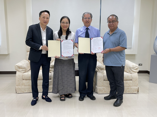 雙方簽署姐妹校合作備忘錄，左起：越南教育團阮世英總經理、招生部黎氏美茶課長、唐彥博校長、何副校長。(照片/聖約翰科技大學提供)