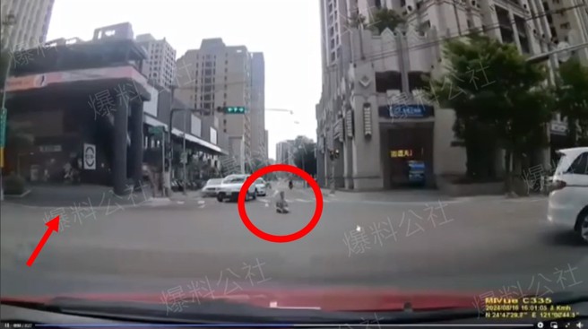 男童利用斜坡玩學步車，竟直接衝出馬路，現場駕駛們全部嚇傻。（翻攝爆料公社）