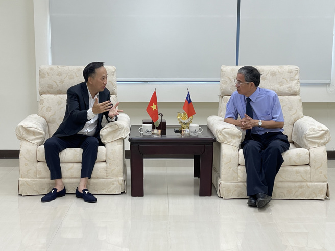 阮世英總經理（左）希望聖約翰能夠好好照顧越南學生，且提供相關的協助，讓學生可以安心就學。(照片/聖約翰科技大學提供)