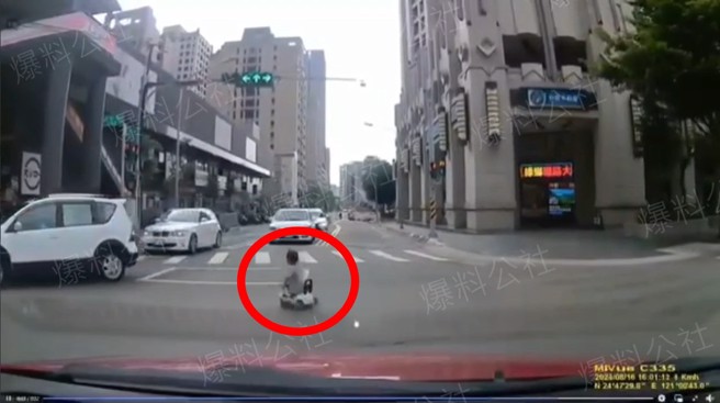 男童利用斜坡玩學步車，竟直接衝出馬路，現場駕駛們全部嚇傻。（翻攝爆料公社）