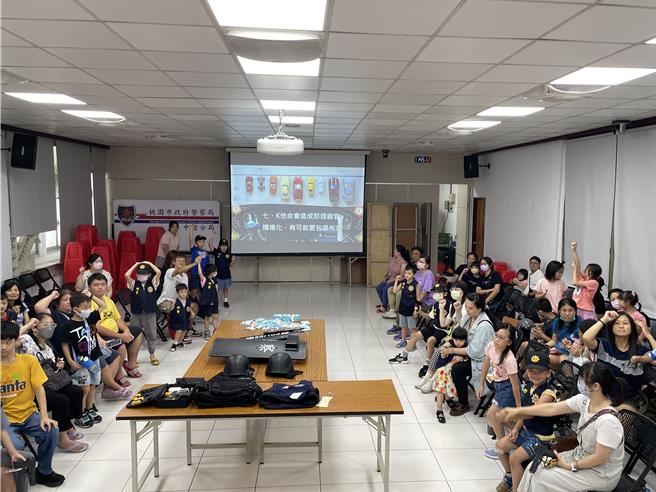 桃园市中坜警分局在暑假青春专案期间，与桃文化局共同合作，举办「警景相依—中坜分局揭密特展」。(警方提供／吕筱蝉桃园传真)