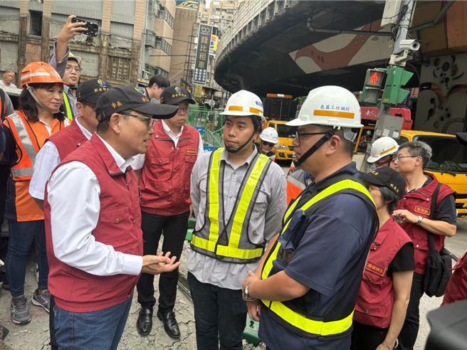 新北市長侯友宜下午親自前往現場了解搶修狀況。（呂健豪攝）