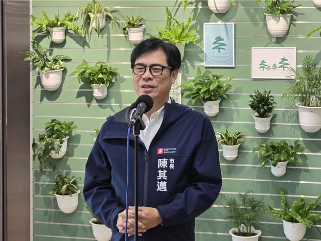 高雄市长陈其迈今（20）日也表示，自己扮演桶箍及纠察队角色，支持提早初选，「党内的竞争，稍微比划一下就好了」。（柯宗纬摄）