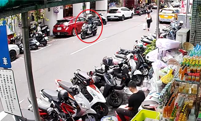 中市警一分局继中派出所17日查获一辆改装机车逆向行驶，经拦停发现，骑士是菲律宾籍卡姓移工、且车牌因逾检已遭注销，当场拔牌、扣车，还连开2张罚单。（警方提供／陈淑芬台中传真）