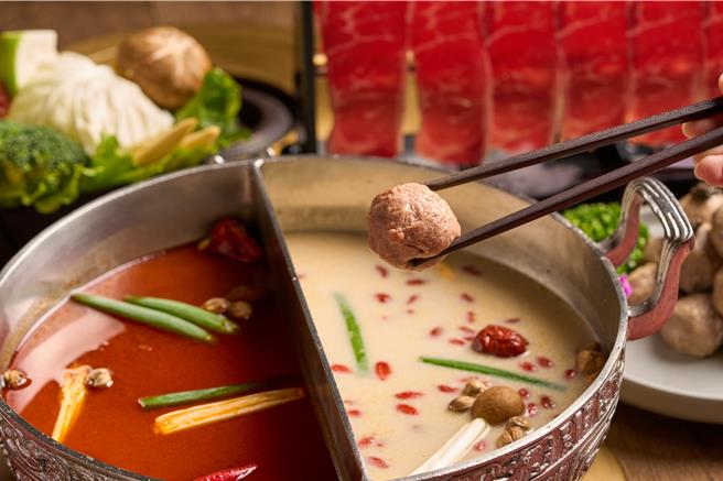 8月31日前参加「红黄CP配 速配享优惠」活动，并点购「问鼎快闪吃到饱」，鲜甜美味的「美国菲瑞爆浆起司牛肉丸」直接升级吃到饱。(马辣国际餐饮集团提供)