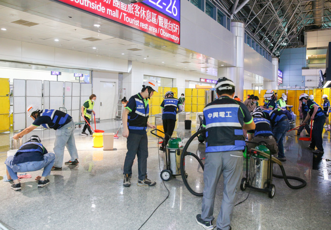 桃园国际机场20日下午3时许，在第二航厦出境大厅21号报到柜台旁的整排走道天花板发生爆管漏水情况。（陈麒全摄）