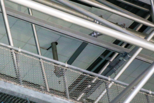 据初步了解，疑似日前的地震，让排水管松动错位，加上当时雷雨当空，瞬间的暴雨让排水管承受不住压力爆裂。（陈麒全摄）