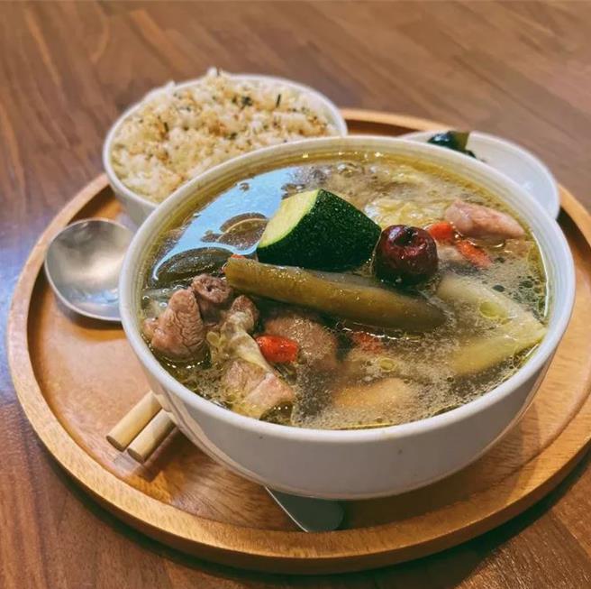 「小燉食室」的剝皮辣椒蛤蠣雞湯甘甜微辣，層次分明（取自米其林官網）