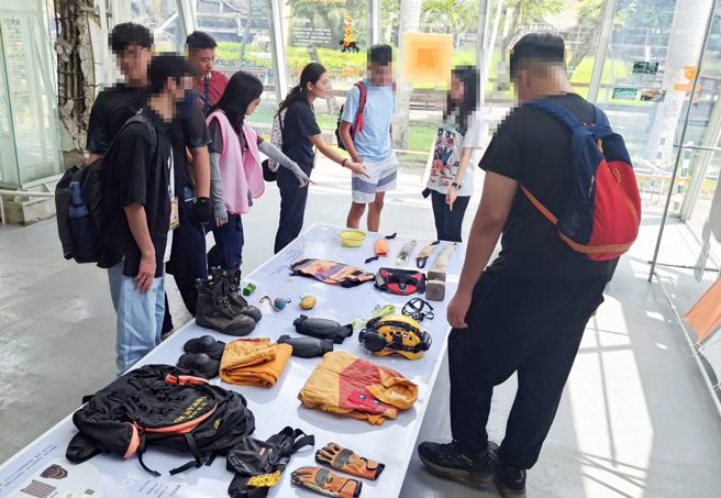 搜救器材介紹。(照片/臺北市政府教育局提供)