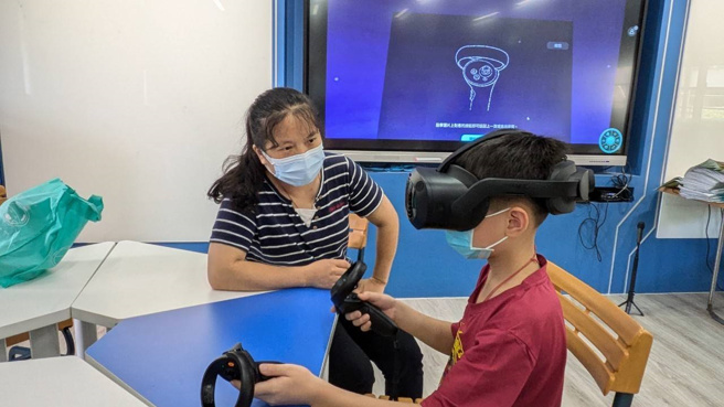 「玩轉紐澳—戀戀大洋洲」營隊學員以VR觀賞紐澳風景。(照片/新北市政府教育局提供)