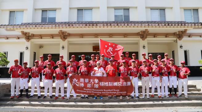 隊長林楷峯接下校旗，並揮旗帶領全體球員為球隊加油打氣，藉以感謝師長的勉勵與祝福。（照片/南華大學提供）