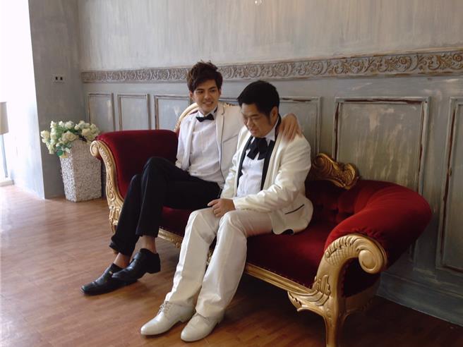 郭唐佑（左）继承父业。（唐居整復X唐苑整体提供）