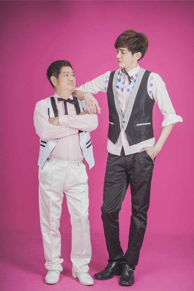 郭唐佑（左）和爸爸温馨合影。（唐居整復X唐苑整体提供）