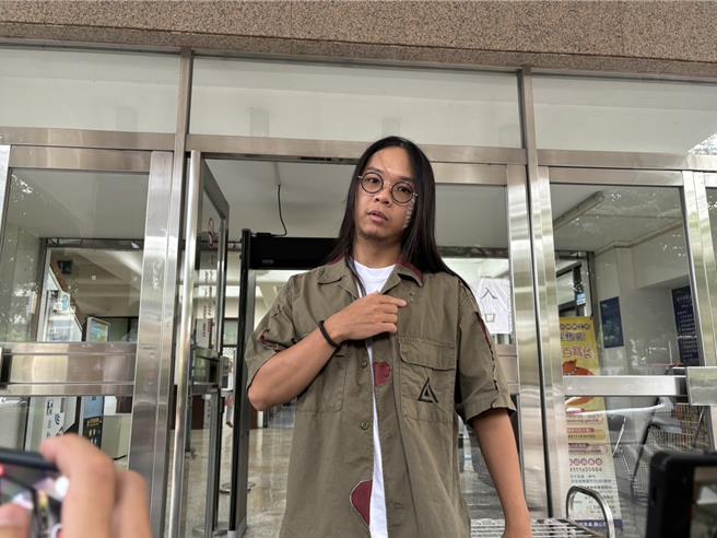 台中捷运随机砍人案，台中地院安排洪嫌与伤者「长髮哥」许瑞显20日再做调解，许男今特别穿上被砍当日身上所穿动漫《攻壳机动队》绿色外套出席。（冯惠宜摄）