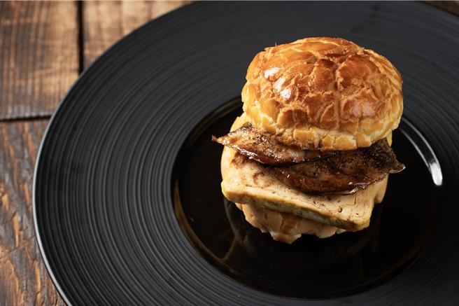 炼瓦日式特色餐厅新推出「蒲烧虱目鱼肚小汉堡」，日式蒲烧的甜咸风味和虱目鱼肚的鲜美嫩滑，加上西式的汉堡，三者相得益彰，售价280元。(台南大员皇冠假日酒店提供)