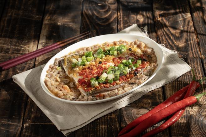 「臺南400虱在美味」主题新菜，彩丰楼粤式中餐厅推出「剁椒虱目鱼肚」迎饕客，售价390元。(台南大员皇冠假日酒店提供)