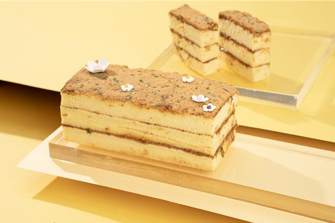 「虱目鱼松汤种蛋糕」融合台湾特有的虱目鱼松和经典的汤种蛋糕技术所制作的创新甜点，咸甜交织很唰嘴，1条售价400元。(台南大员皇冠假日酒店提供)