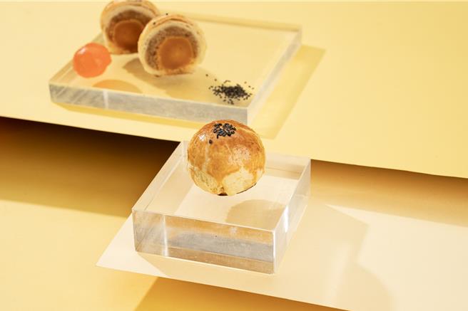 「沙茶虱目鱼松蛋黄酥」包覆咸蛋黄的传统蛋黄酥，加入沙茶酱炒过的虱目鱼松，风味咸香迷人，堆迭成台南独有的风味，每颗90元。(台南大员皇冠假日酒店提供)