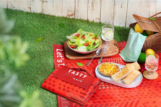 「西堤牛排」祭出捐血就送「愛心5折券」，民眾於活動期間到指定捐血站捐血，即可獲得牛排套餐限量5折券；首捐族或單次捐500cc全血，再加碼送限量品牌野餐墊1個。（圖／王品集團）