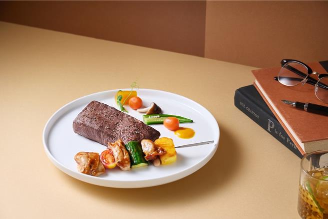 「西堤牛排」為全台爸爸加菜，8月31日前，爸爸到店內用經典套餐，手比愛心拍照，就招待「BBQ烤雞腿串」1份。（圖／王品集團）