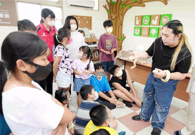 小朋友對爬蟲、節肢動物有的好奇，有的害怕。（呂妍庭攝）