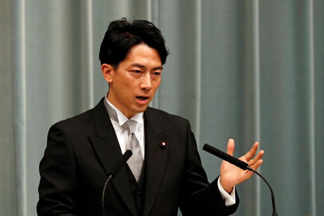 2020年9月16日，日本环境大臣小泉进次郎于 在东京举行的记者会上发表演说。（路透社）