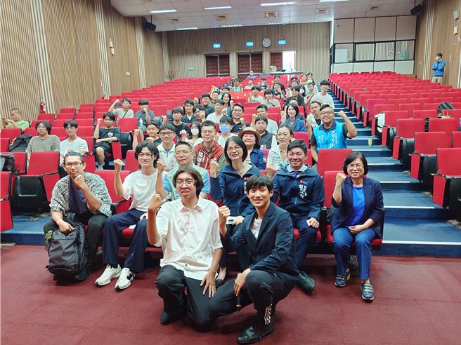 下一代人本交通促进会20日举行成立大会，初代理事长王晋谦（前左）说目标是能遍地开花参与各地交通改革，为下一代交通安全努力。（任义宇摄）