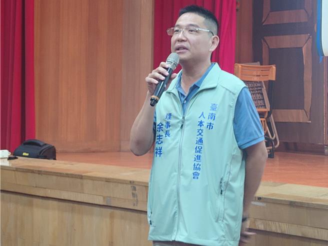 「余爸」代表台南人本交通促进会理事长到场力挺，希望能一起努力为下一代打造平安回家的路。（任义宇摄）