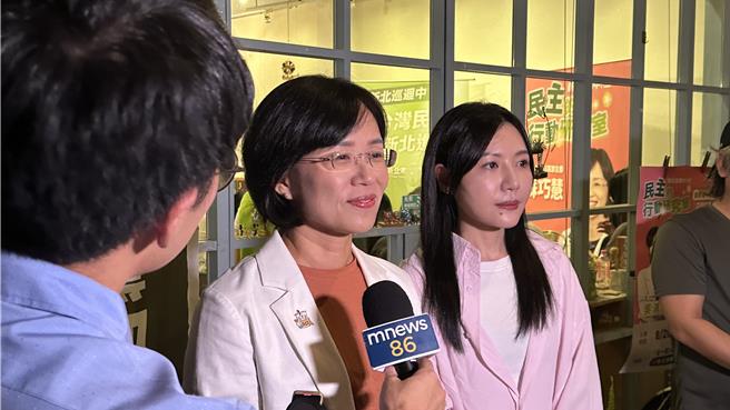 民进党新北党部举办一系列青年活动，首场的民主行动室聚集许多民眾参与，苏巧慧也在活动前接受採访。（贺培晏摄）