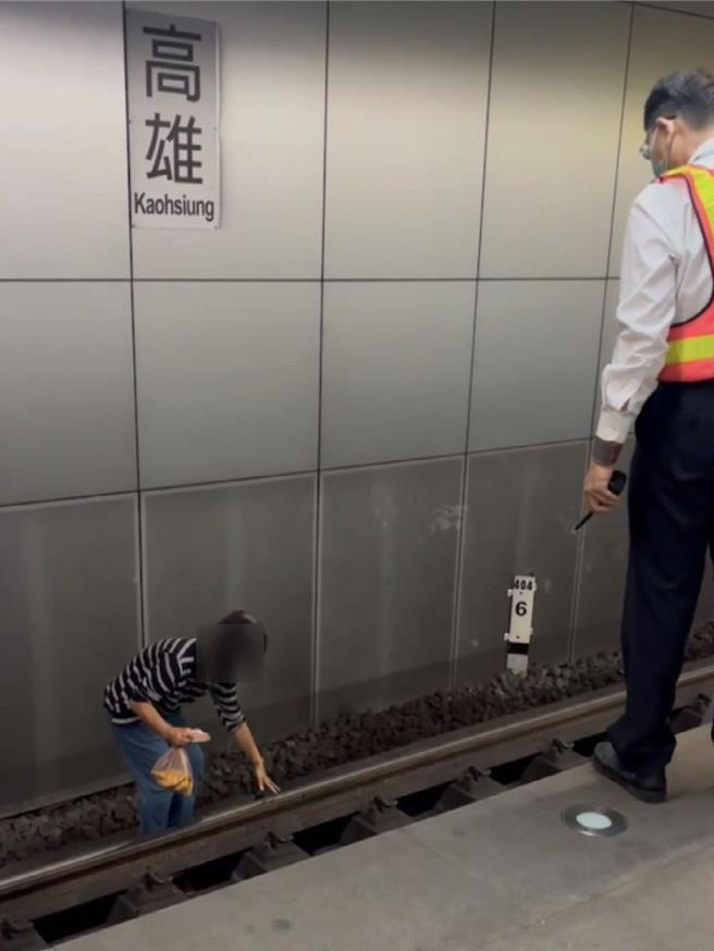 台鐵高雄車站今天上午被人目擊有婦人在鐵軌上行走，站方緊急呼叫列車停車，將婦人拉離軌道。（民眾提供／任義宇高雄傳真）
