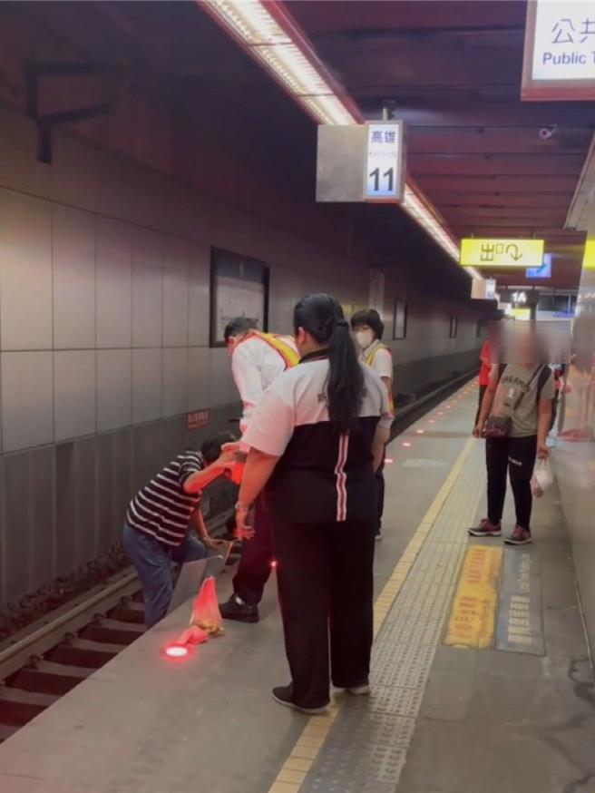 婦人遭拉離軌道後幸無大礙，後續交由鐵路警察釐清在軌道上原因。（民眾提供／任義宇高雄傳真）