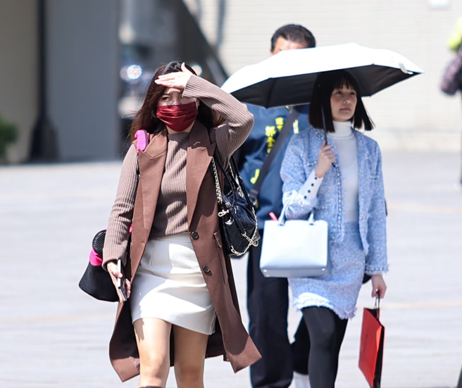 明（21日）天水气将逐渐减少，台湾各地恢復成晴到多云的天气，午后中部以北、东半部地区及南部山区有局部短暂雷阵雨。（示意图，罗永铭摄）