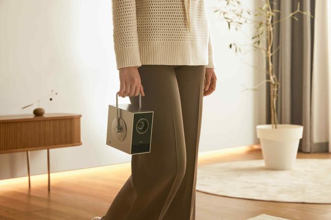 便携的LG CineBeam Q 小银河重量不到1.5公斤，移动方便。（LG提供）